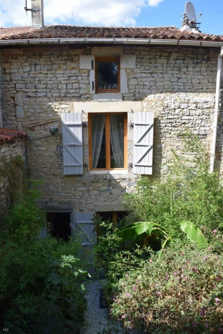 Dom w Verteuil-sur-Charente, Nouvelle-Aquitaine 12533832
