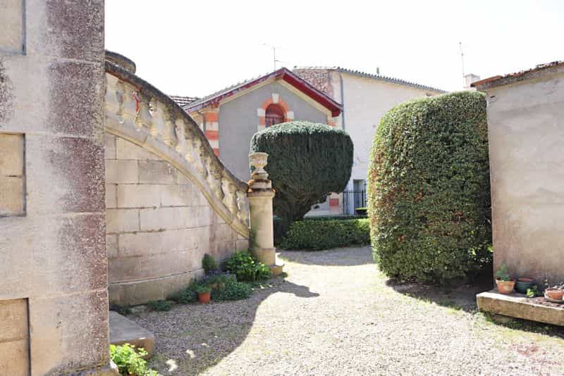 σπίτι σε Pujols, Nouvelle-Aquitaine 12534672
