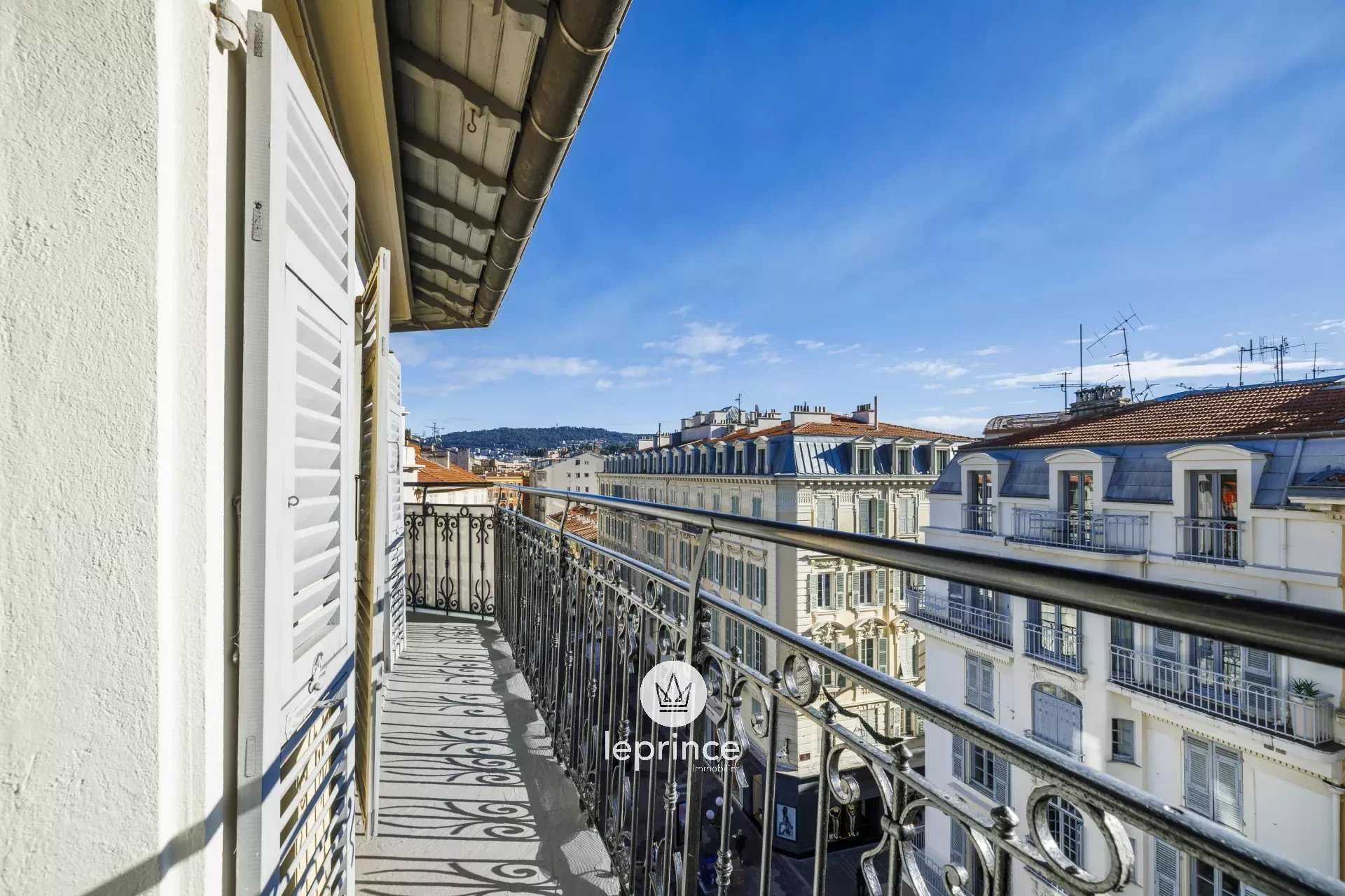 Condominium in Nice, Provence-Alpes-Cote d'Azur 12535354