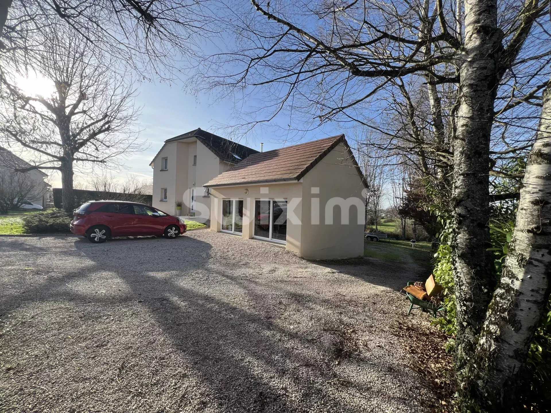 House in Lons-le-Saunier, Bourgogne-Franche-Comte 12535363