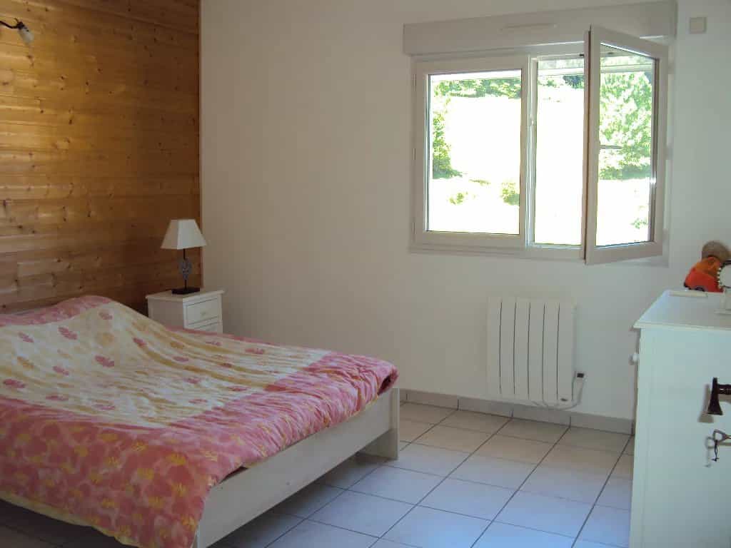 Condominium in Oyonnax, Auvergne-Rhône-Alpes 12535452