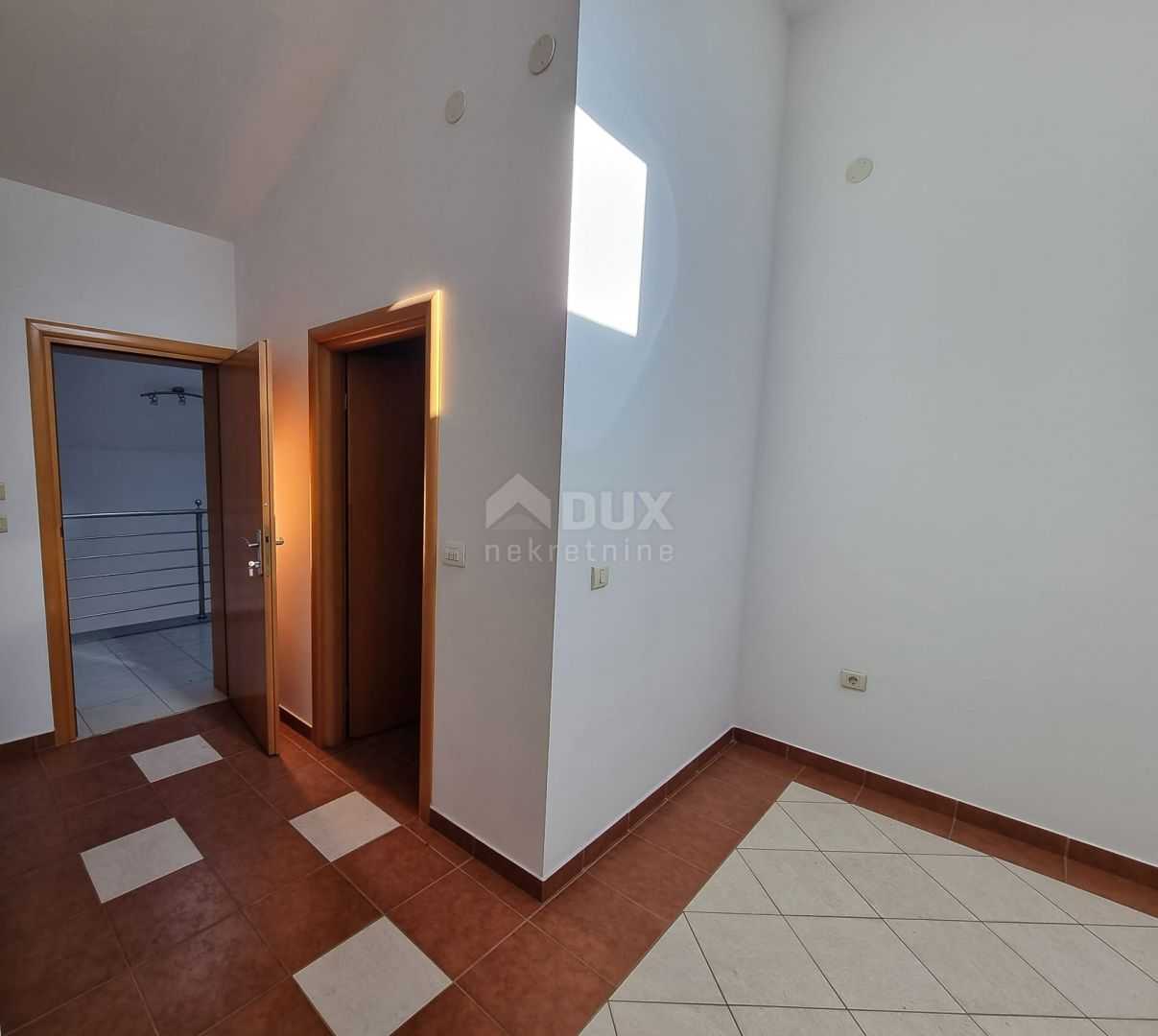 公寓 在 Novi Vinodolski, Primorsko-Goranska Zupanija 12536300