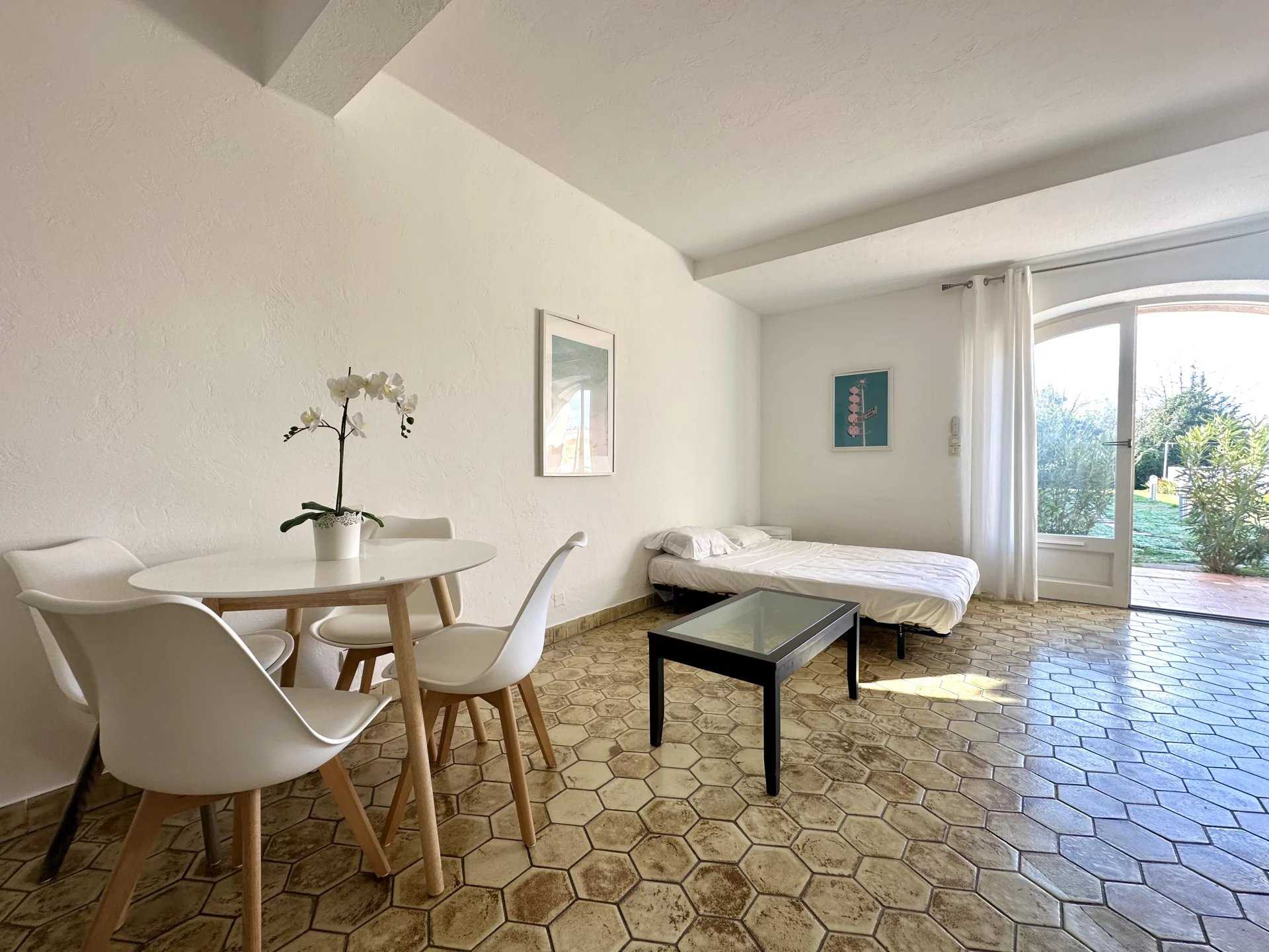 Condominium in Mandelieu-la-Napoule, Provence-Alpes-Côte d'Azur 12536916