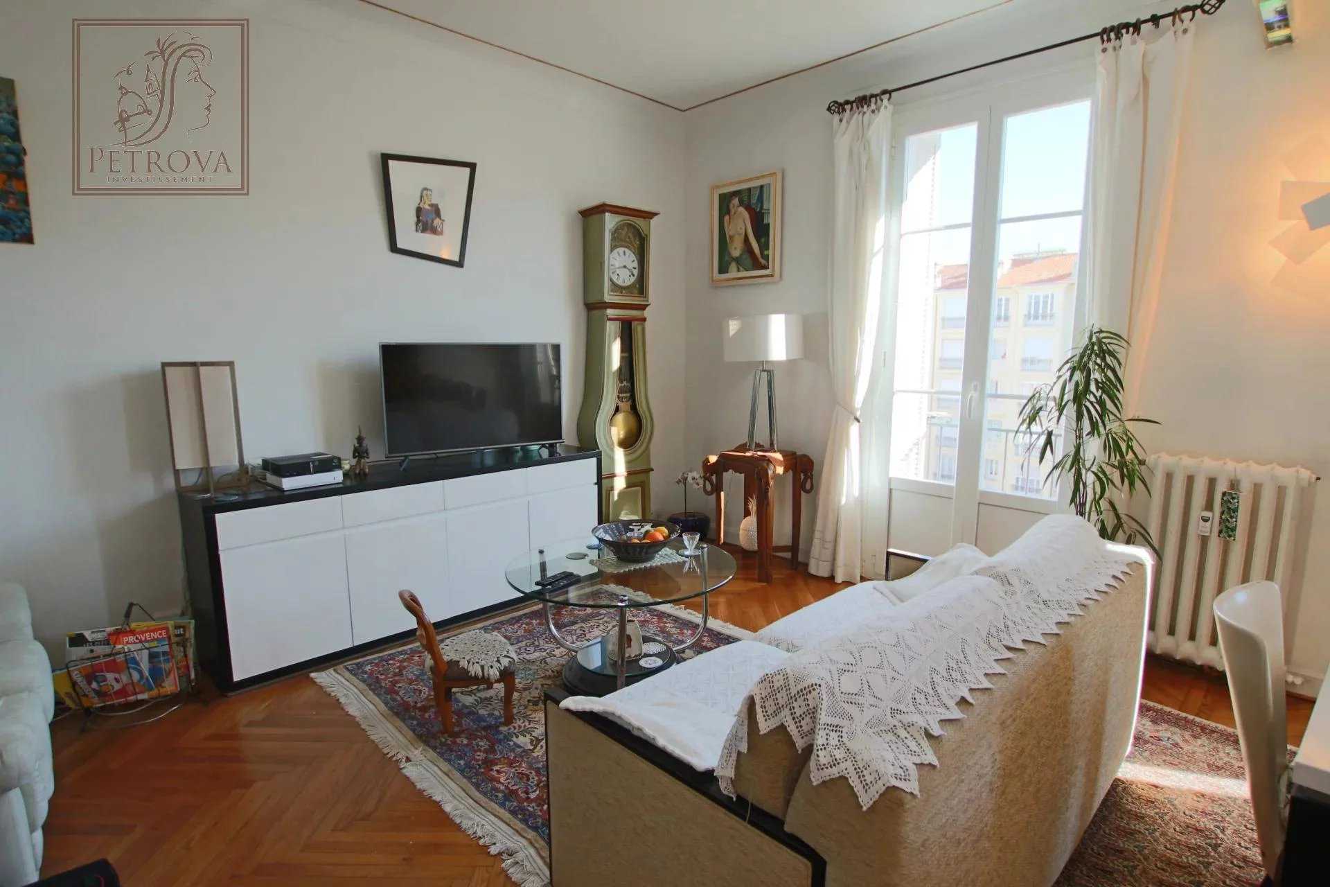 Condominium in Nice, Provence-Alpes-Cote d'Azur 12536948