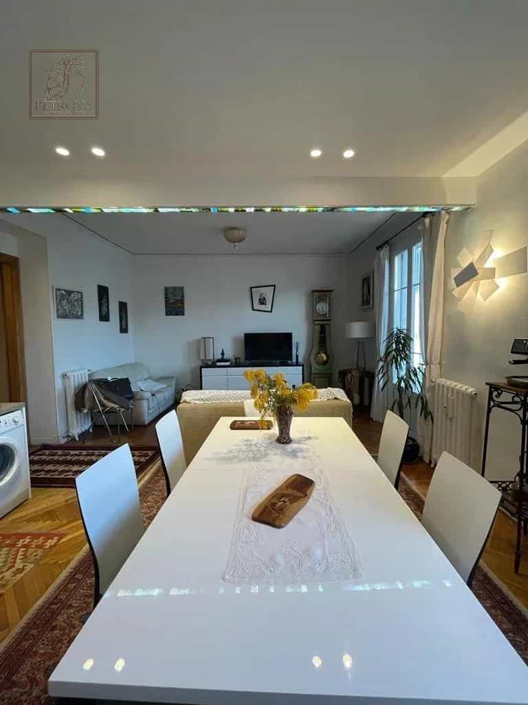 Condominium in Nice, Provence-Alpes-Cote d'Azur 12536948