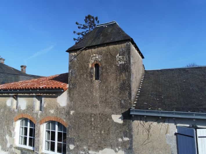 אַחֵר ב Ruffec, Nouvelle-Aquitaine 12537240
