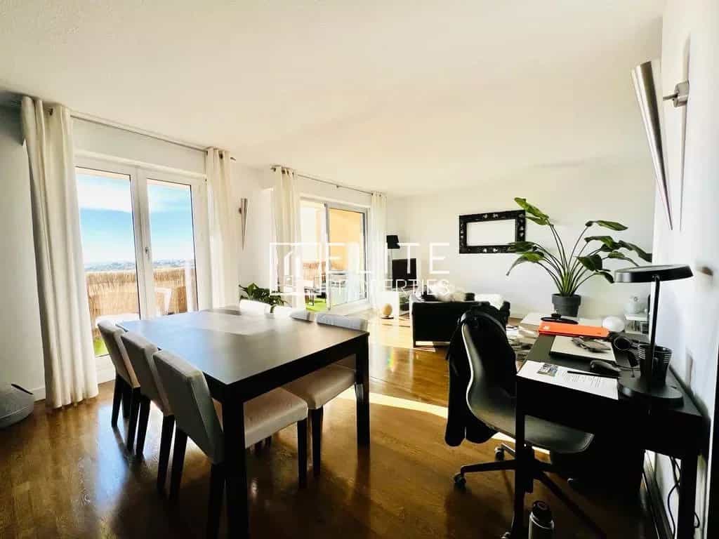 公寓 在 La Madeleine, 普羅旺斯-阿爾卑斯-藍色海岸 12539018