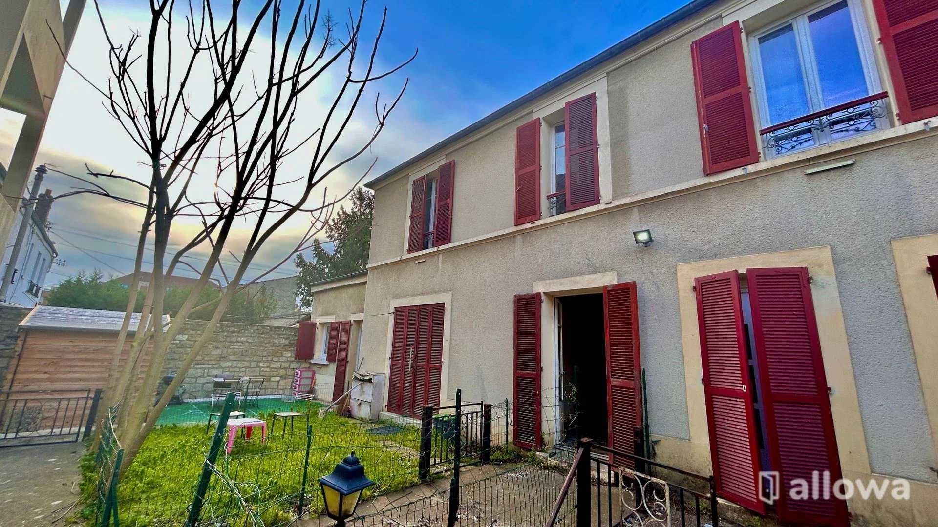 Condominium in Les Mureaux, Ile-de-France 12539121