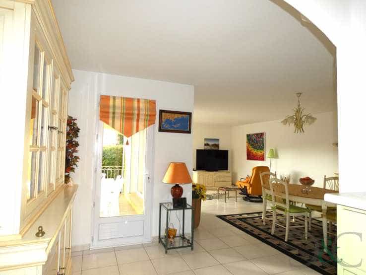 House in Bormes-les-Mimosas, Provence-Alpes-Cote d'Azur 12540555