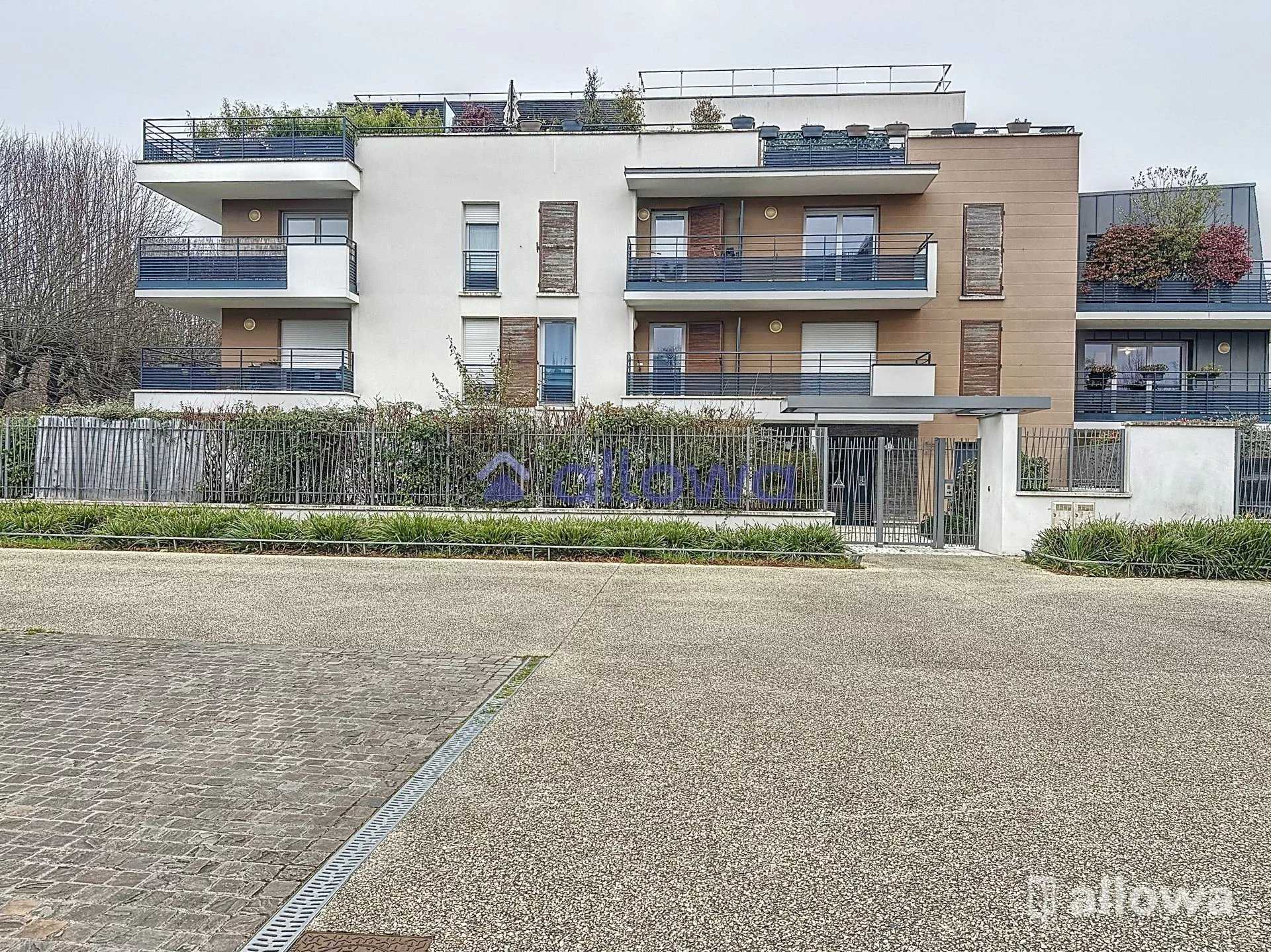 Condominium in Eaubonne, Ile-de-France 12541285
