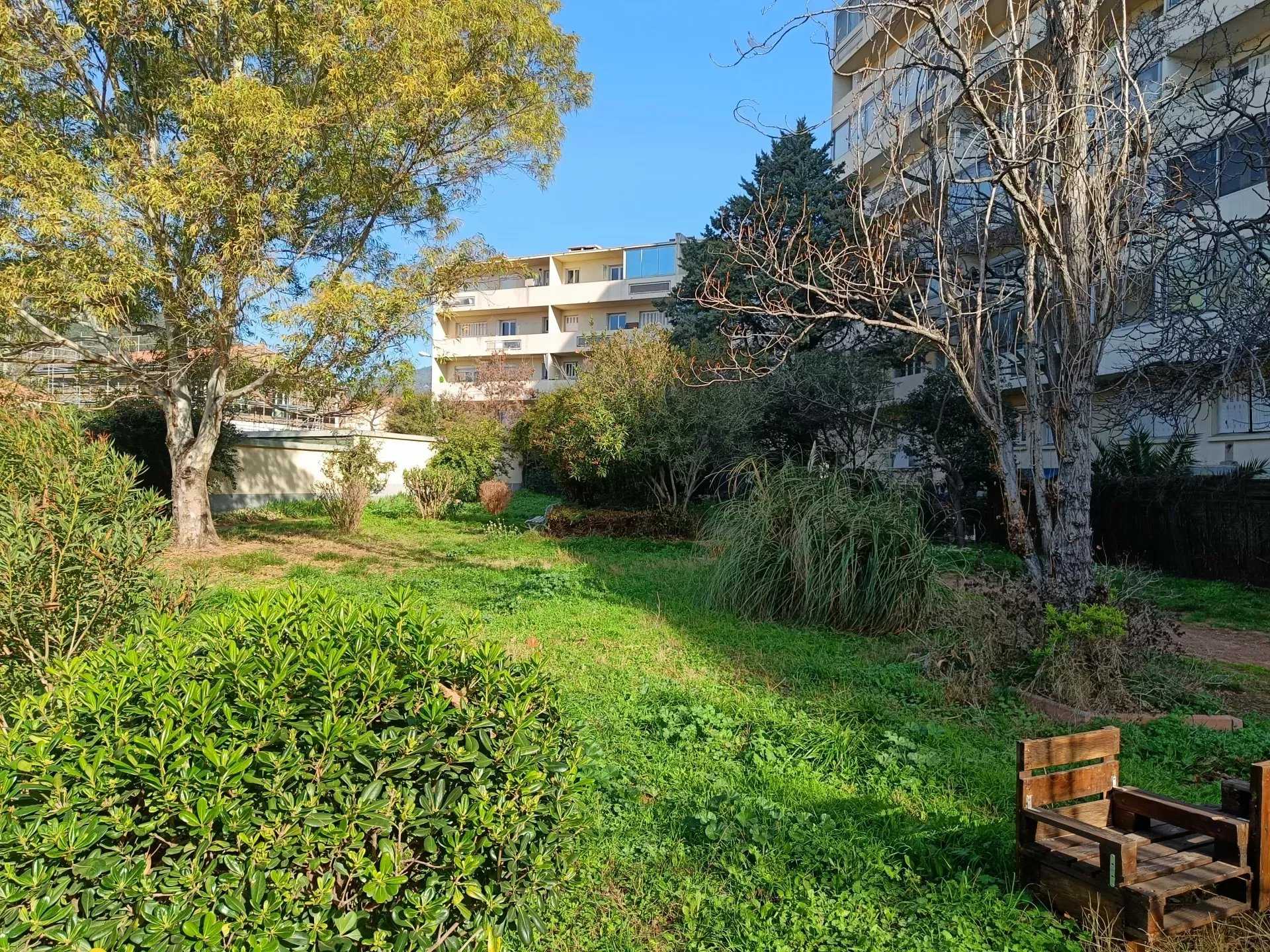 Condominium in Toulon, Var 12541873