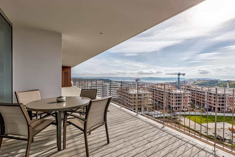 Condominium in Alges, Lisboa 12544282