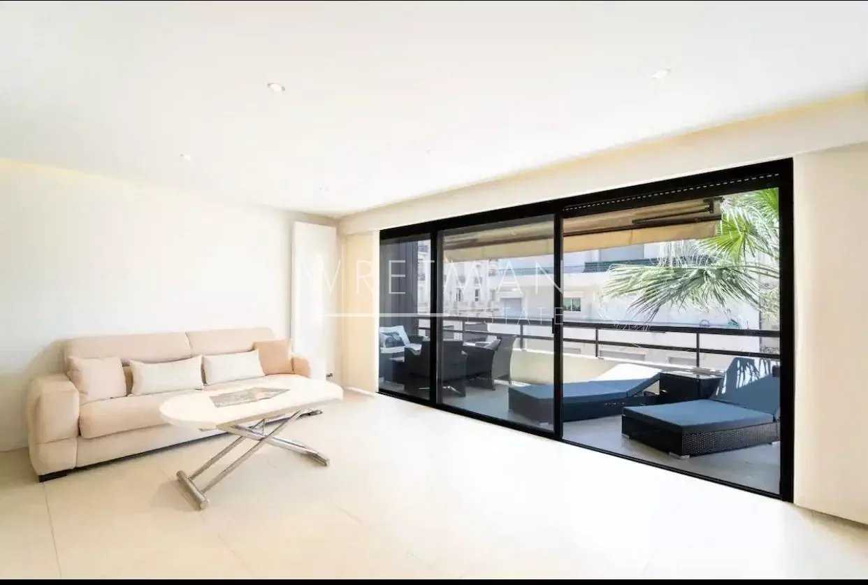 Condominium in Cannes, Provence-Alpes-Cote d'Azur 12544469