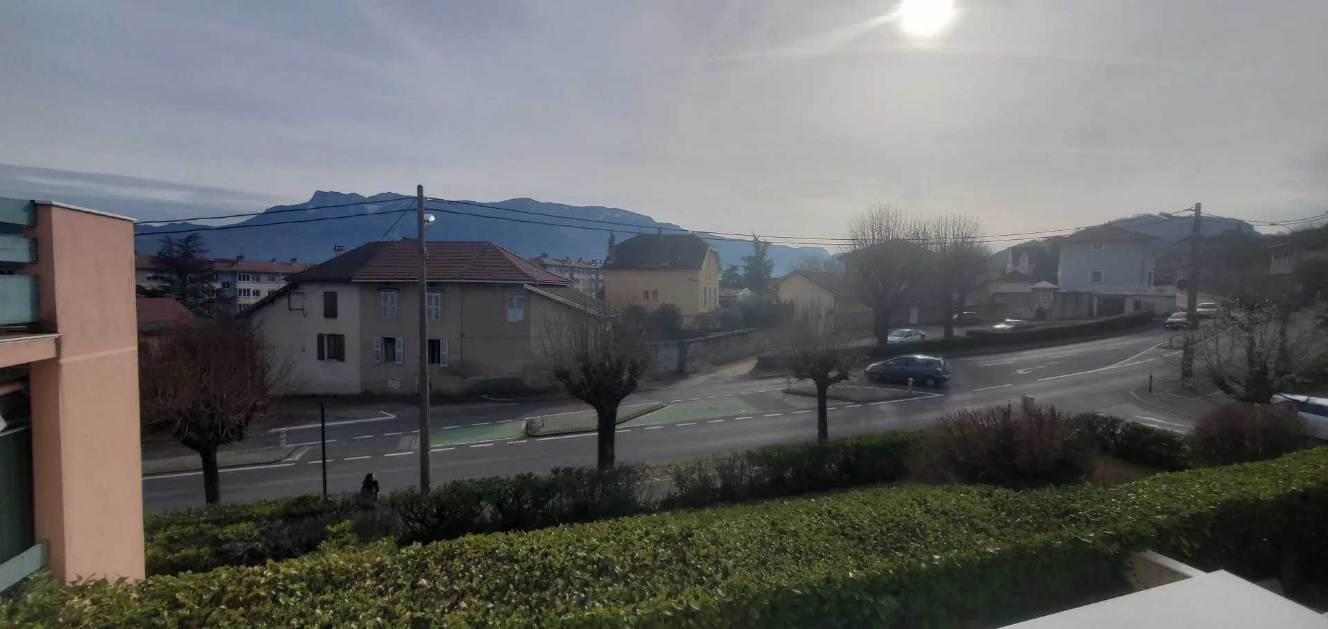 Condominium in Tullins, Auvergne-Rhone-Alpes 12546500