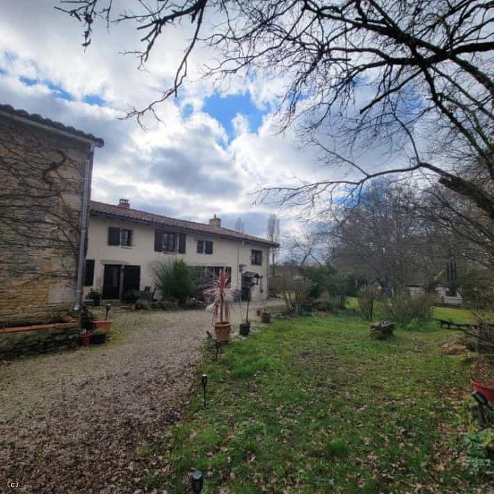 House in Champagne-Mouton, Nouvelle-Aquitaine 12547158