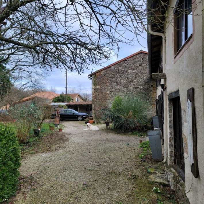 Talo sisään Champagne-Mouton, Nouvelle-Aquitaine 12547158