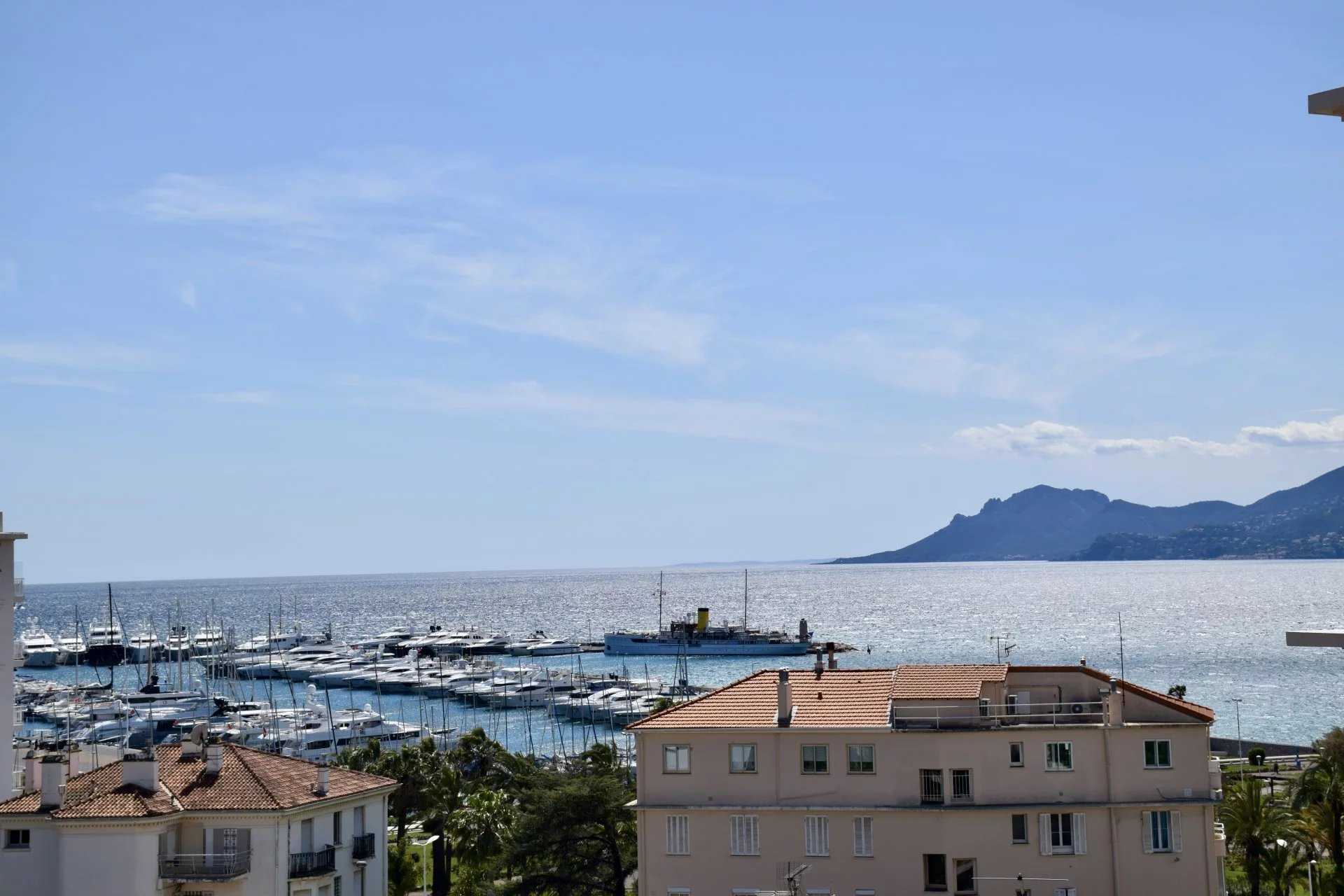Condominium in Cannes, Alpes-Maritimes 12548688