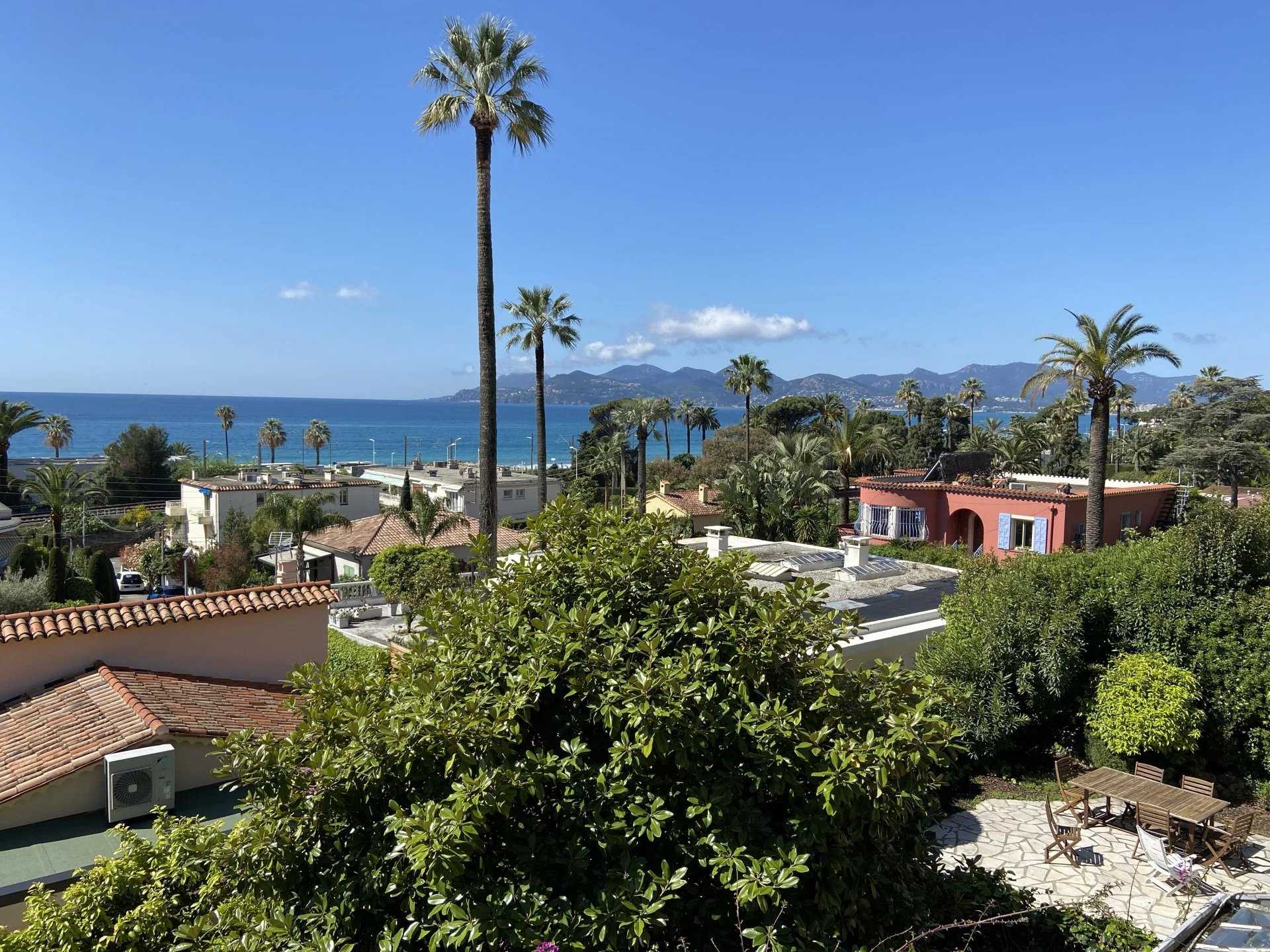 Condominium in Cannes, Provence-Alpes-Côte d'Azur 12548697