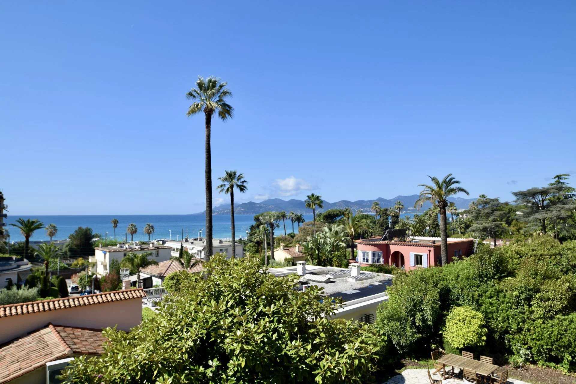 Condominium in Cannes, Provence-Alpes-Côte d'Azur 12548697
