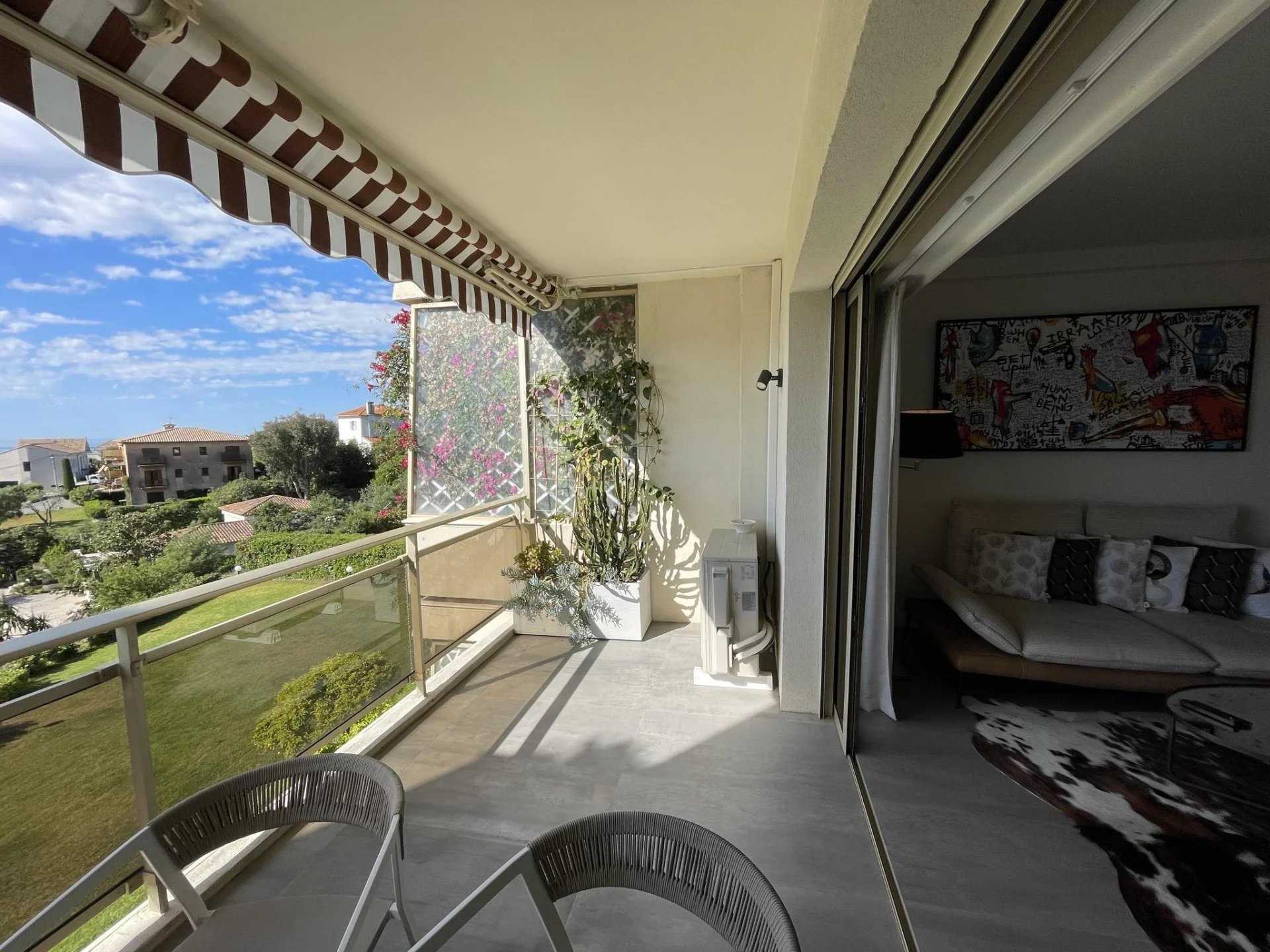 Condominium in Cannes, Provence-Alpes-Côte d'Azur 12548718