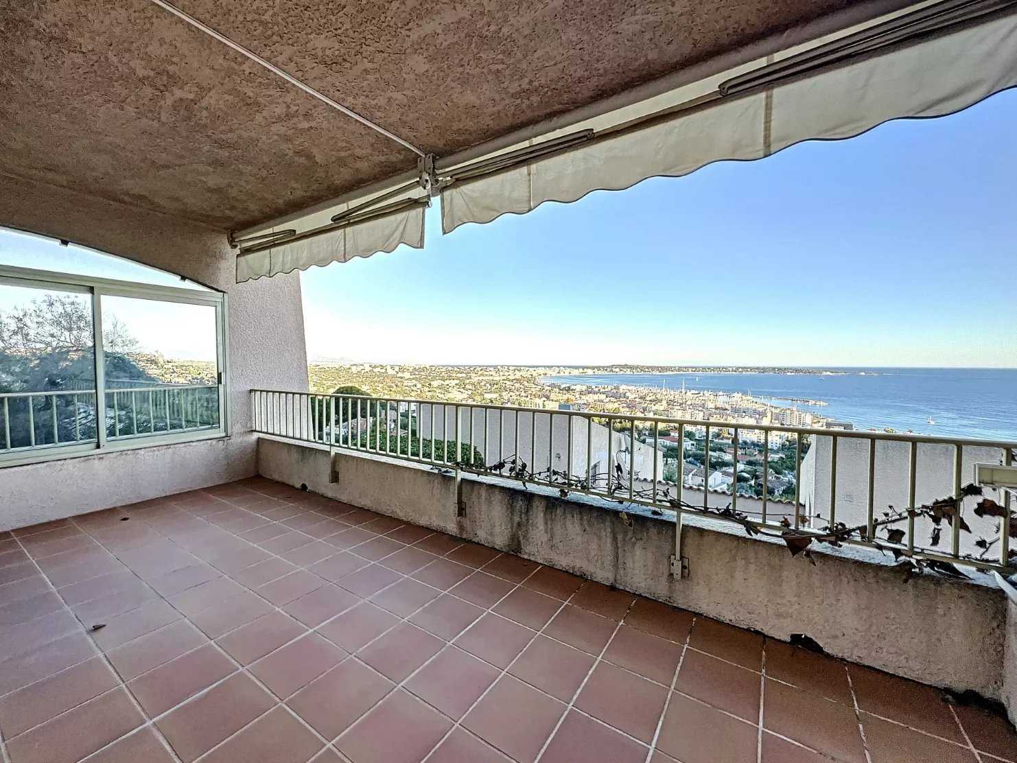 Condominium in Cannes, Provence-Alpes-Cote d'Azur 12548722