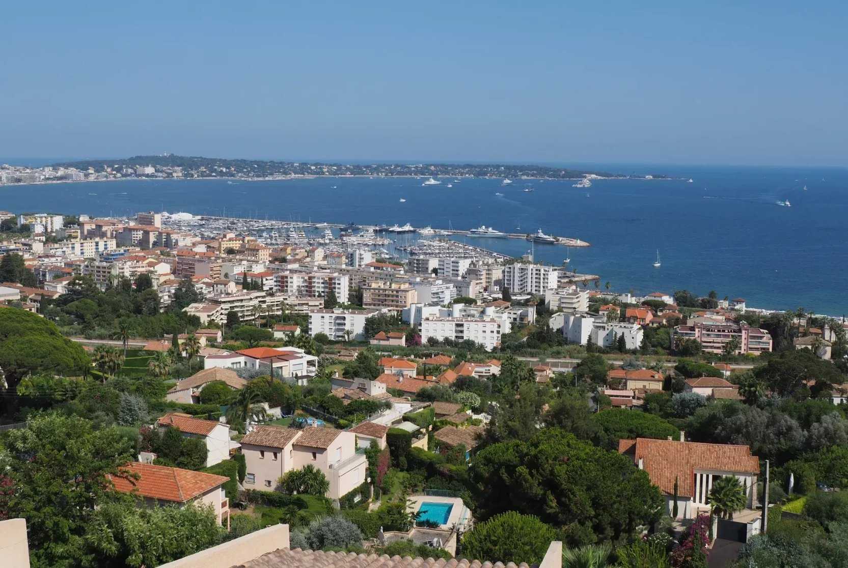 Condominium in Cannes, Provence-Alpes-Cote d'Azur 12548722