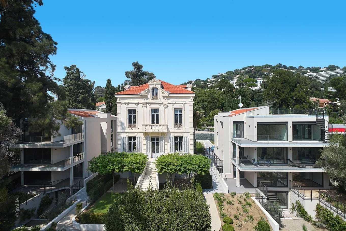 Condominium in Cannes, Provence-Alpes-Cote d'Azur 12548744