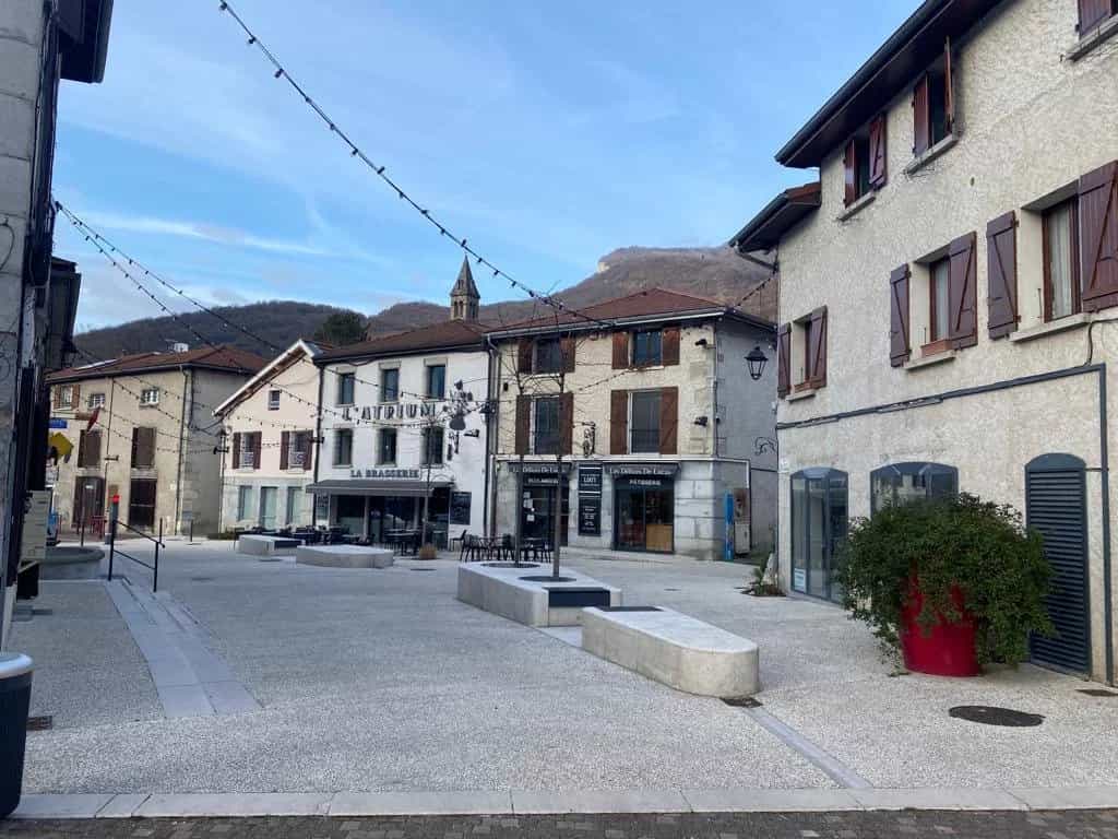 Retail in Fontanil-Cornillon, Auvergne-Rhone-Alpes 12548758