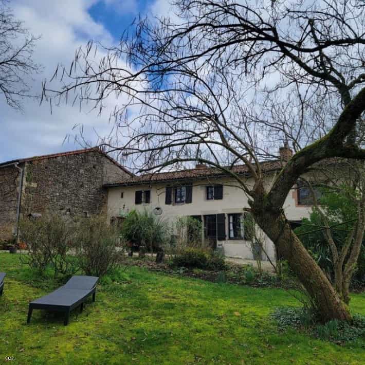 House in Champagne-Mouton, Nouvelle-Aquitaine 12549022