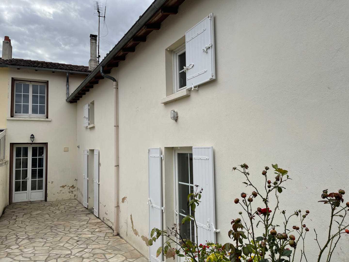 House in Saint-Jean-d'Angely, Nouvelle-Aquitaine 12549037