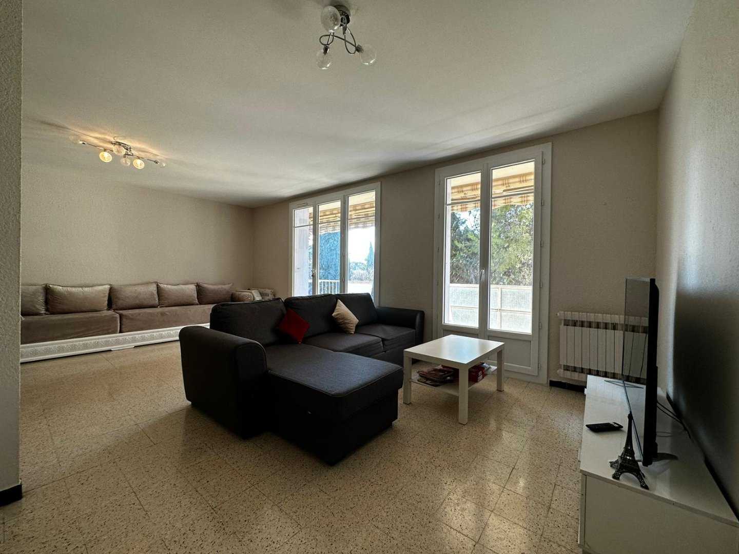 Condominium in Tarascon, Provence-Alpes-Cote d'Azur 12552783