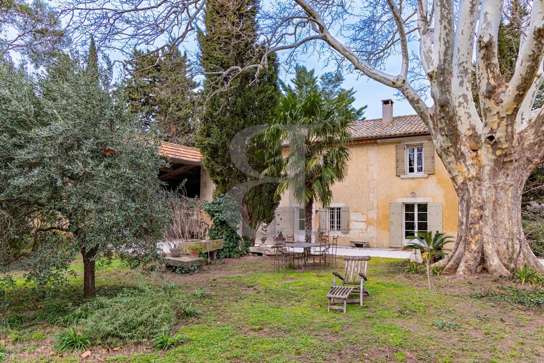 Talo sisään Saint-Remy-de-Provence, Provence-Alpes-Cote d'Azur 12553500