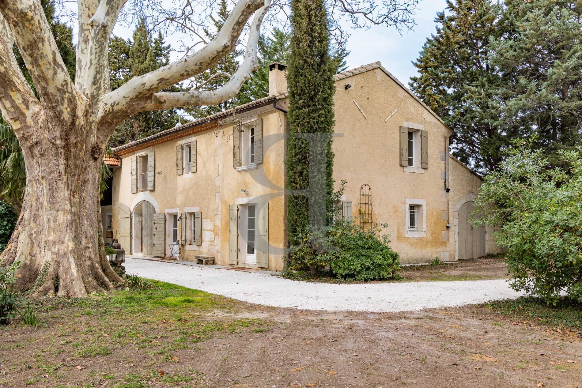 Talo sisään Saint-Remy-de-Provence, Provence-Alpes-Cote d'Azur 12553500