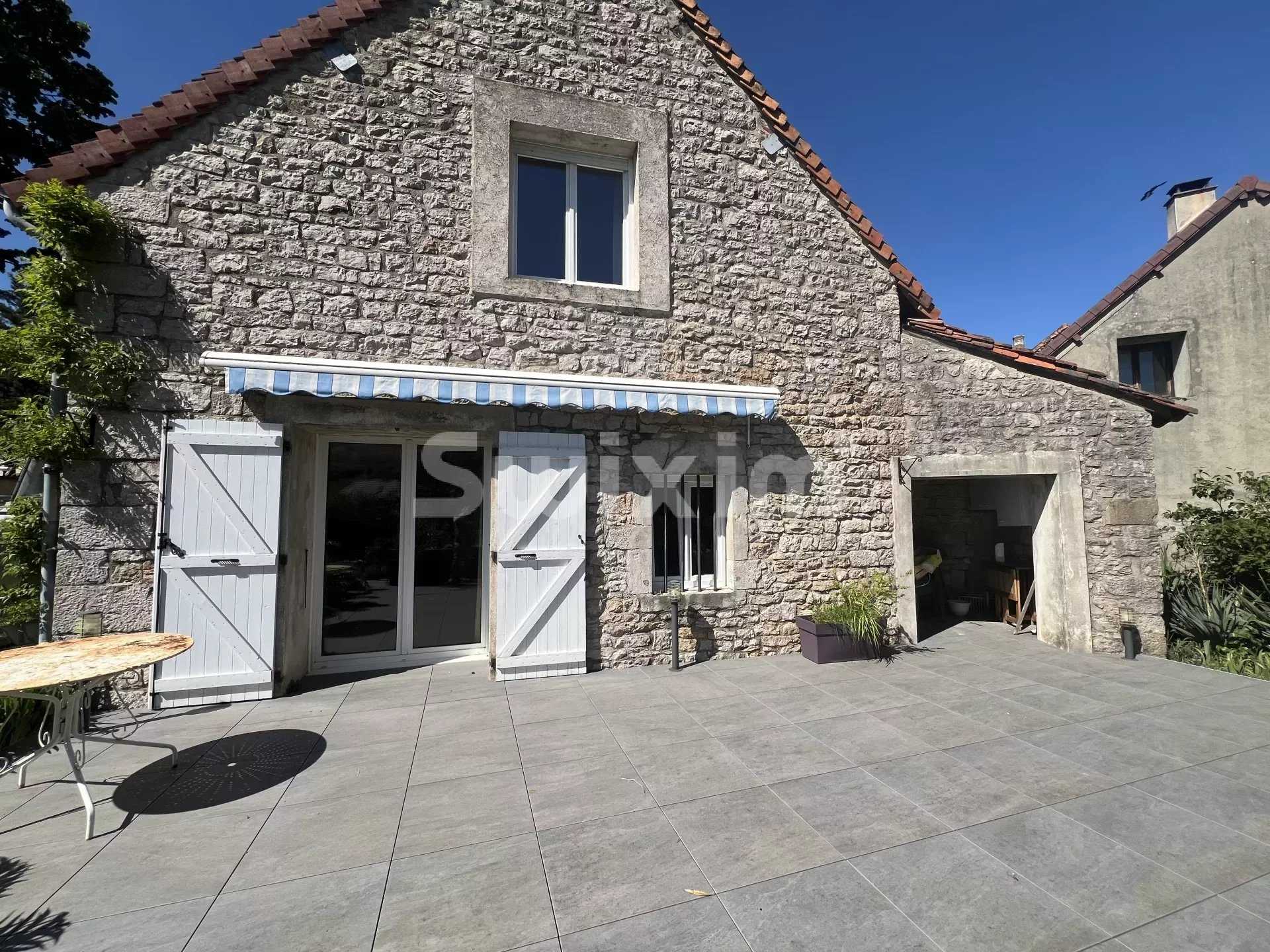 σπίτι σε Lons-le-Saunier, Bourgogne-Franche-Comte 12554754