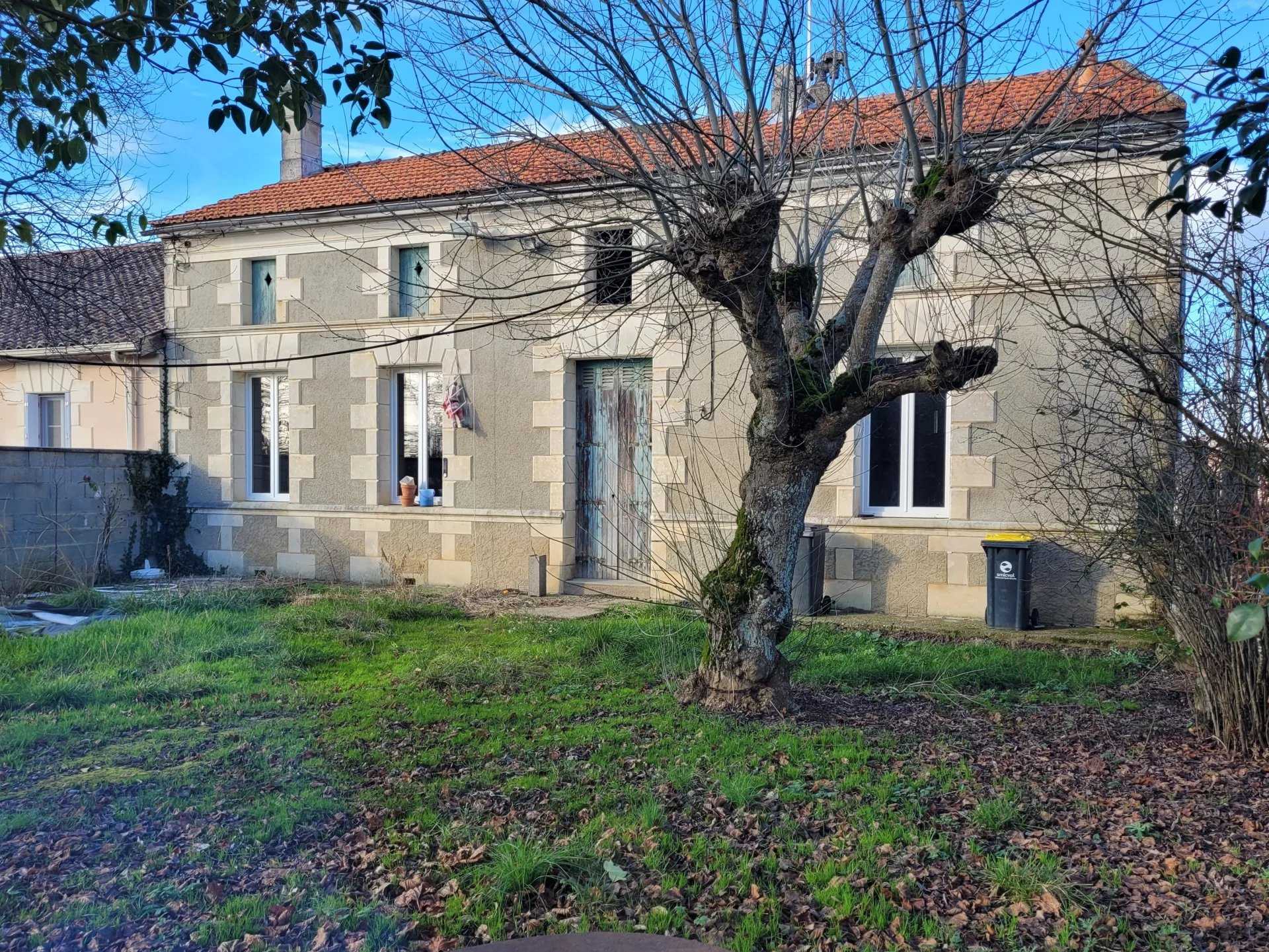 House in Saint-Caprais-de-Blaye, Nouvelle-Aquitaine 12554764