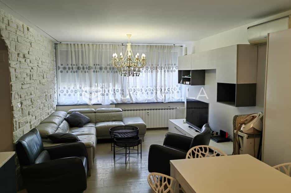 公寓 在 Hrelici, Zagreb, Grad 12555067