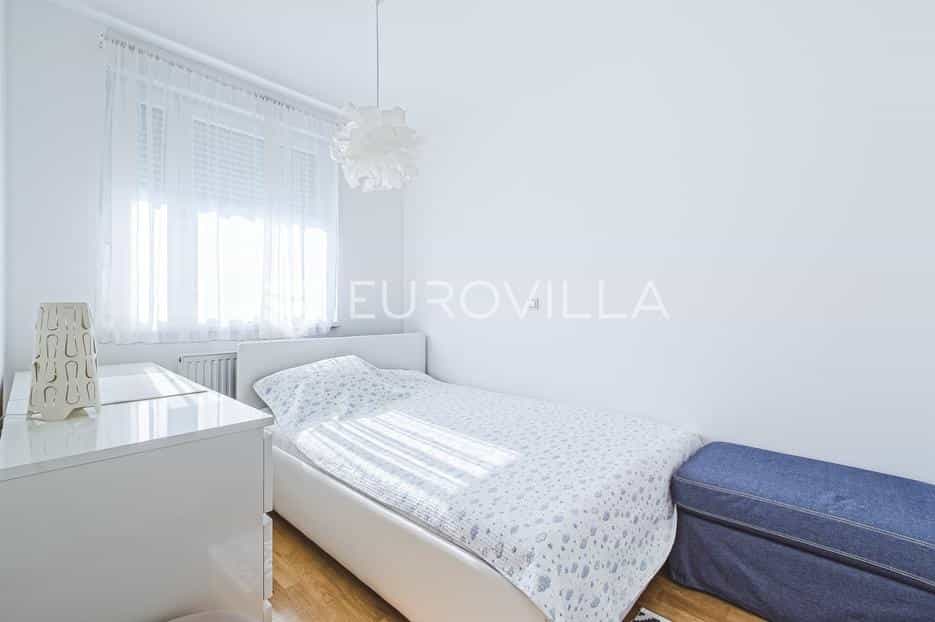 Condominium in Remetinec, Zagreb, Grad 12555071