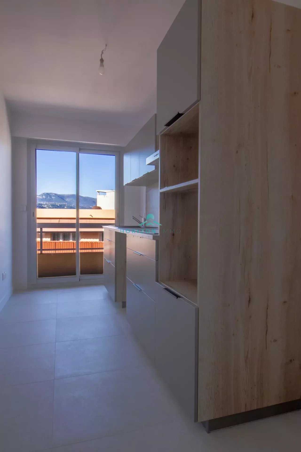 Condominium in Saint-Laurent-du-Var, Provence-Alpes-Côte d'Azur 12555725