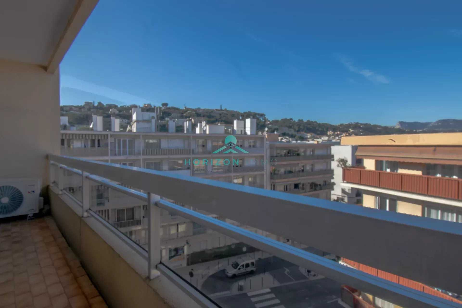 Condominium dans Saint-Laurent-du-Var, Provence-Alpes-Côte d'Azur 12555725