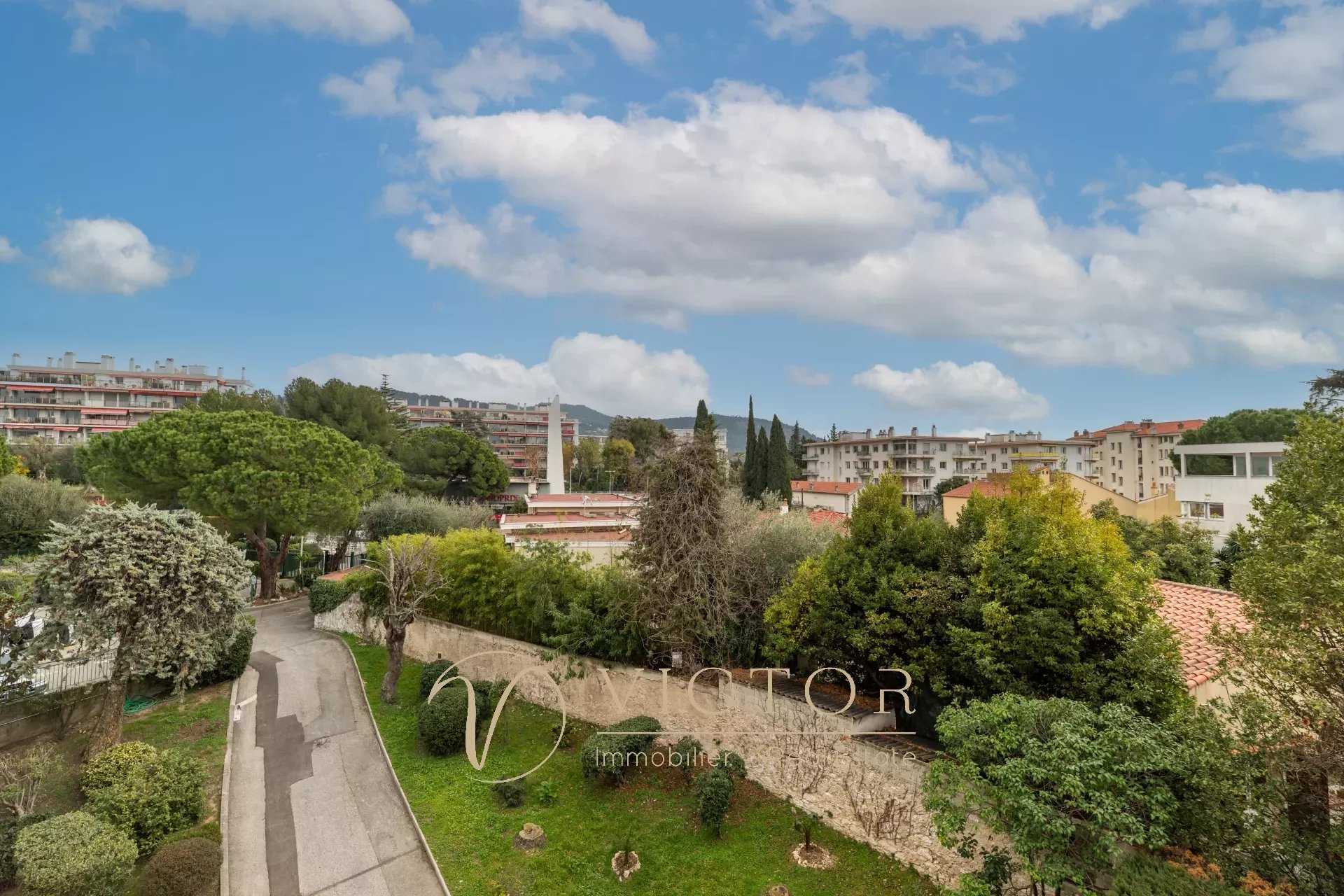 Condominium in Nice, Provence-Alpes-Cote d'Azur 12555810