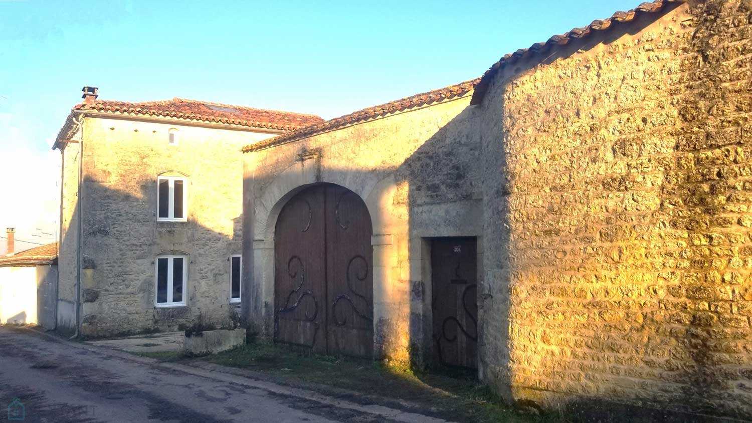 Talo sisään Saint-Cybardeaux, Nouvelle-Aquitaine 12556390