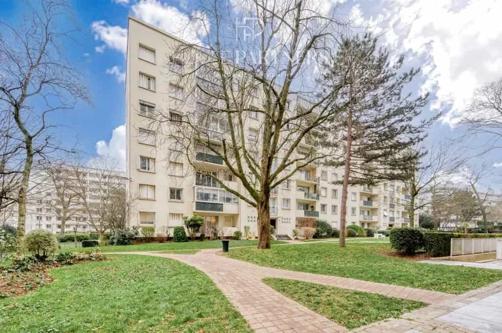 Condominium in Saint-Cloud, Ile-de-France 12556570