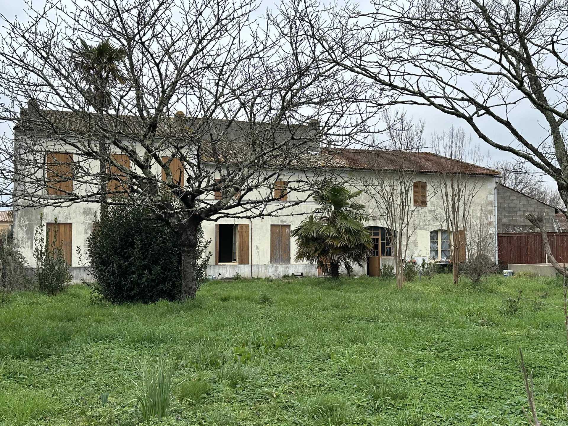 Будинок в Saint-Ciers-sur-Gironde, Nouvelle-Aquitaine 12556582