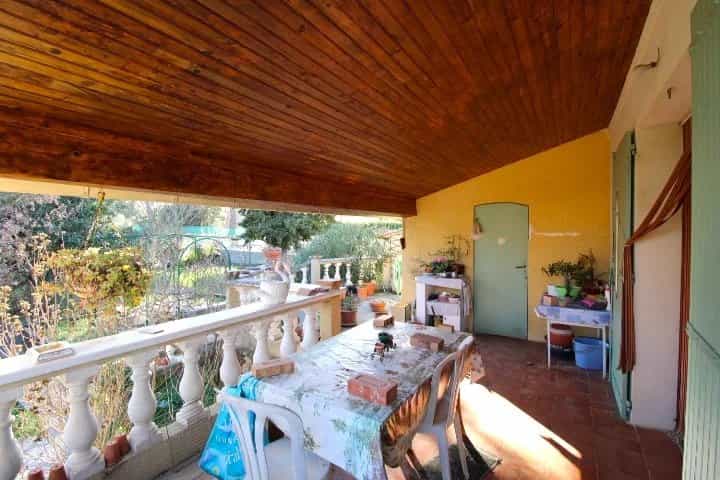 casa no Gareoult, Provence-Alpes-Cote d'Azur 12556599