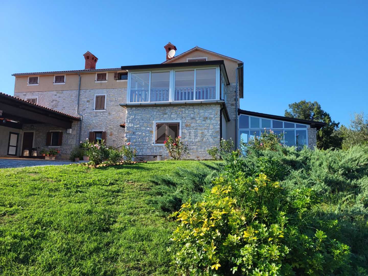 casa en Brtoniglá, Istarska Županija 12557100