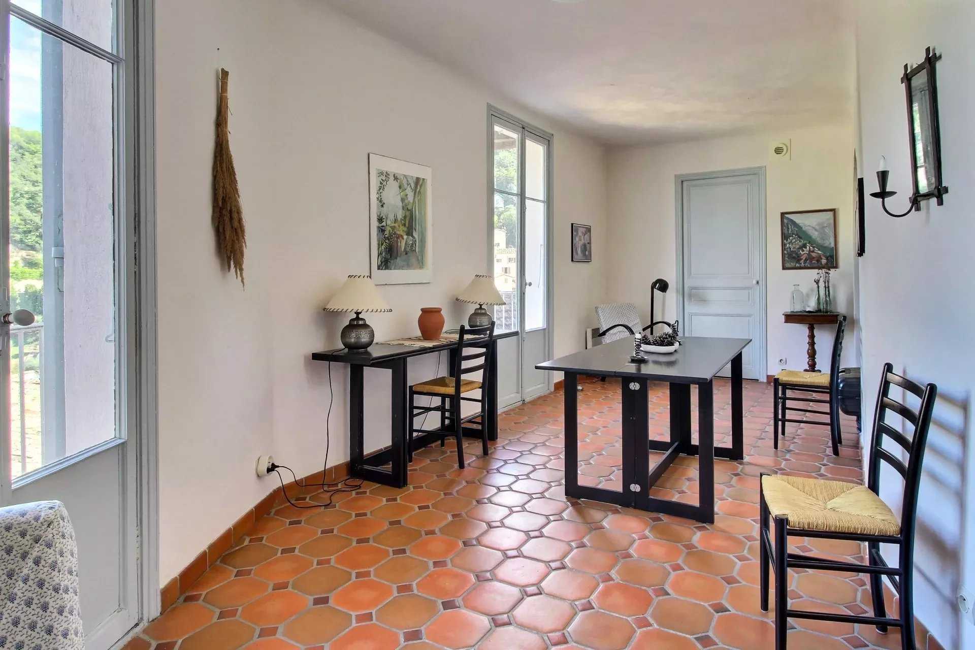 بيت في Gilette, Provence-Alpes-Cote d'Azur 12558561