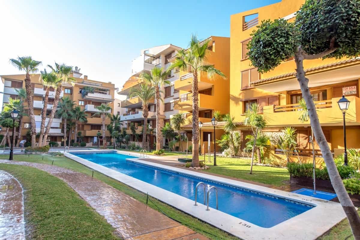 Condominium in Torrevieja, Comunidad Valenciana 12574292