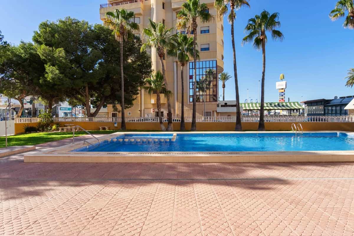 Condominium in Torrevieja, Comunidad Valenciana 12574296