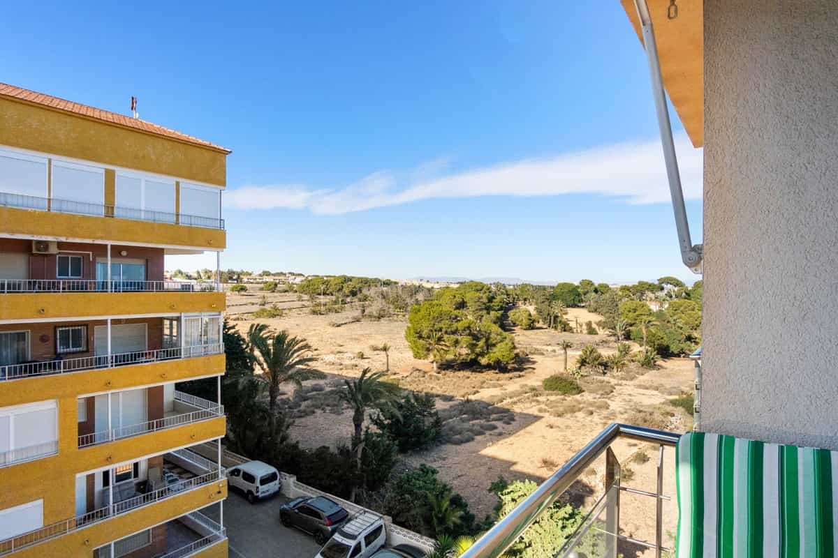 Condominium in Torrevieja, Comunidad Valenciana 12574301