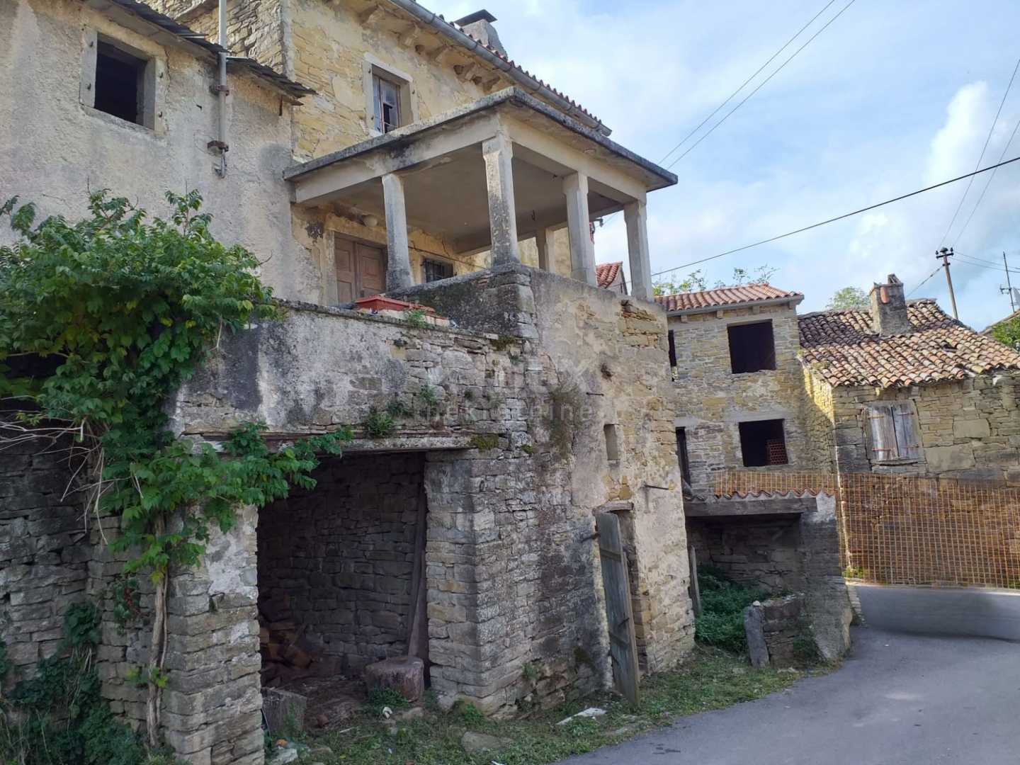 casa en Motovun, Istarska Županija 12574425